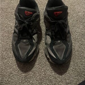 New Balance Men's Black and Silver Athletic Shoes